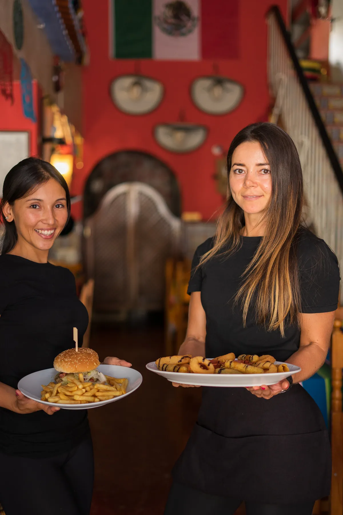 El equipo del restaurante con platos