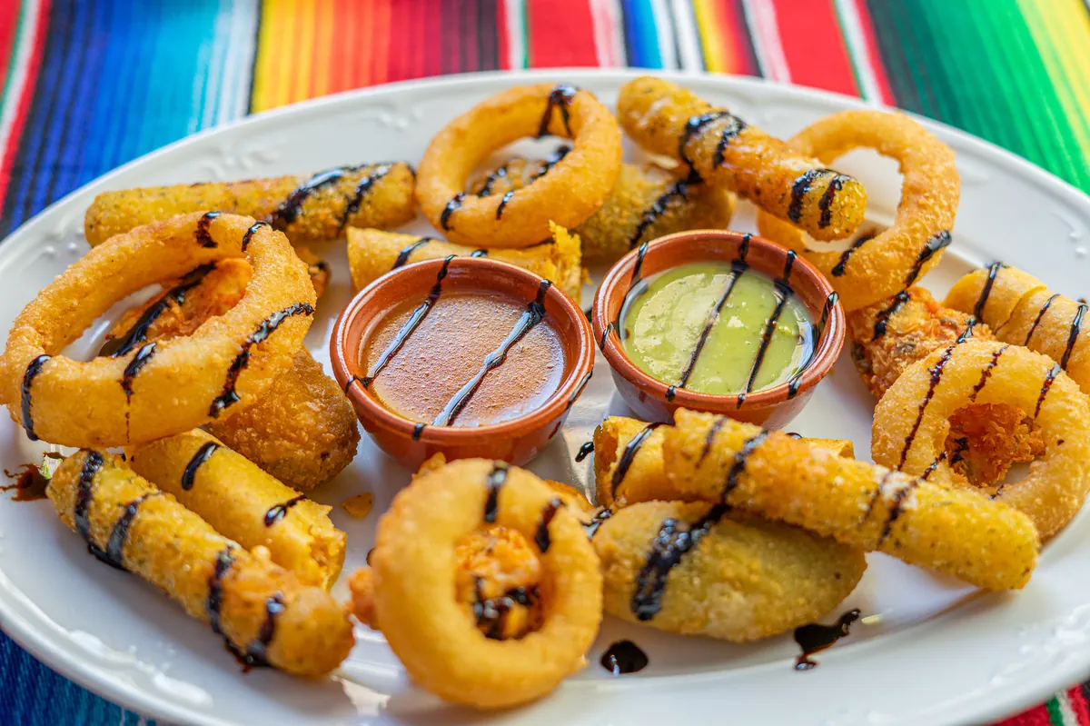 Surtido de fritura Tex-Mex con dos salsas