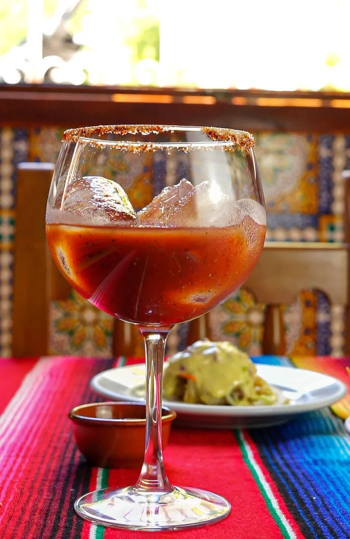 Michelada con borde de sal y chile