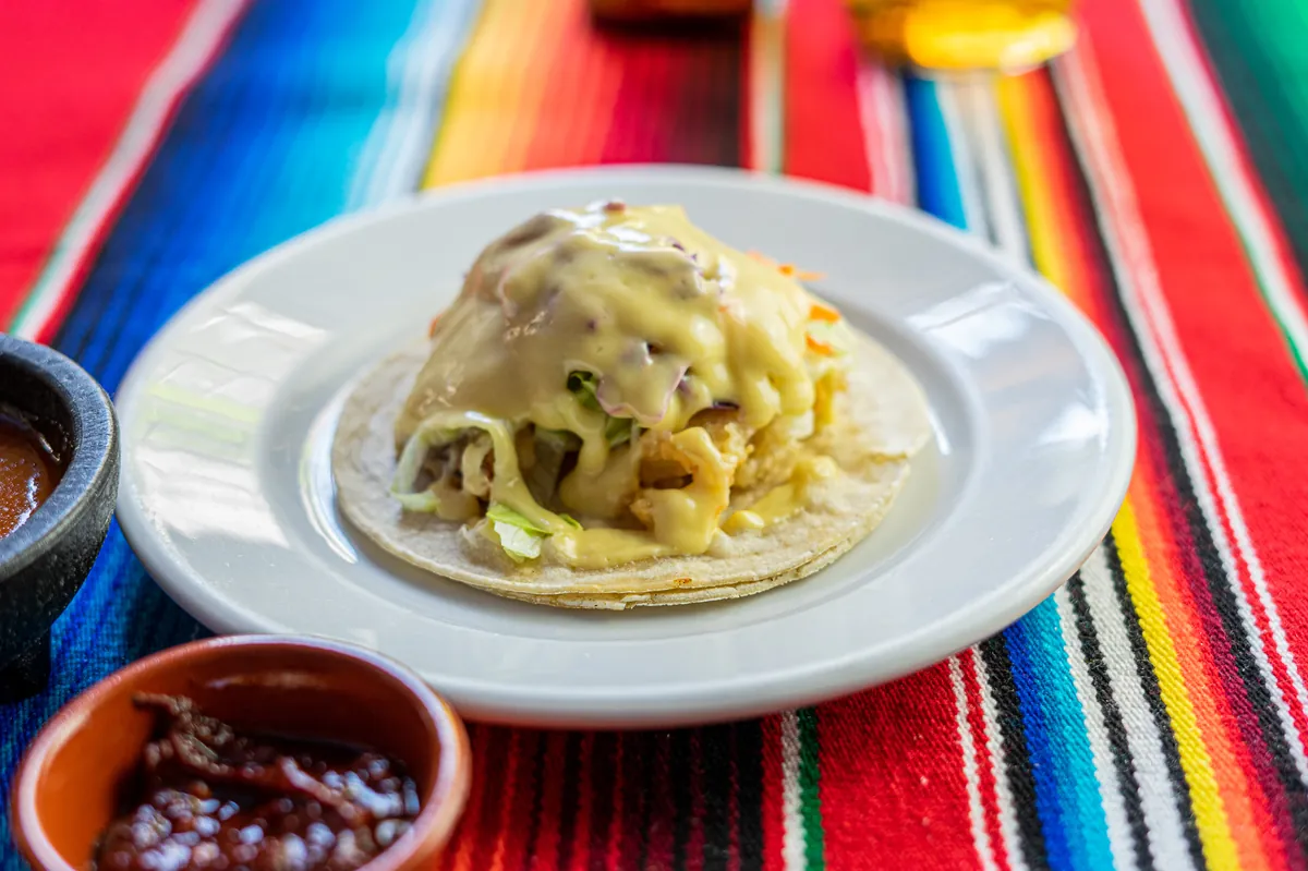 Taco de pescado con salsa de mango